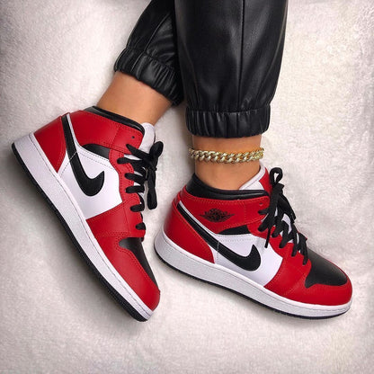 Air Jordan 1 Mid 'Chicago Black Toe'